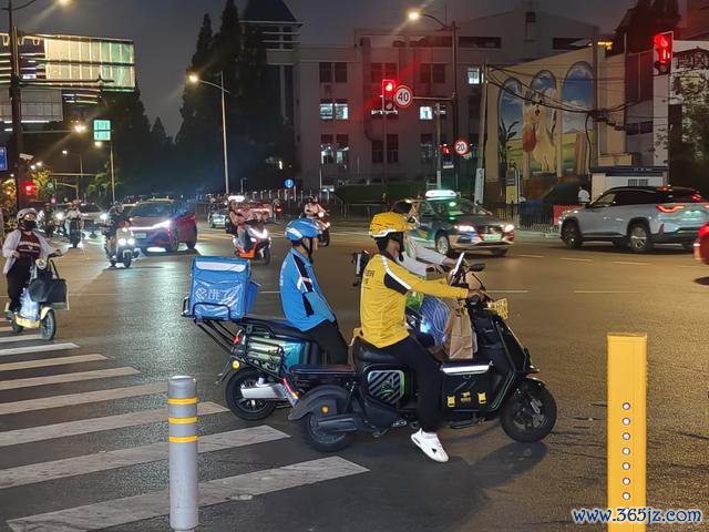 在街头恭候送餐的骑手 刘天颖 摄