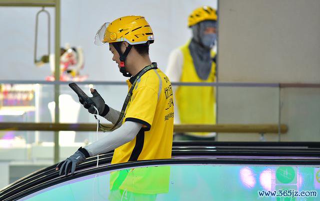 2025年7月6日，辽宁沈阳，好意思团外卖员在高温下配送。 视觉中国 图
